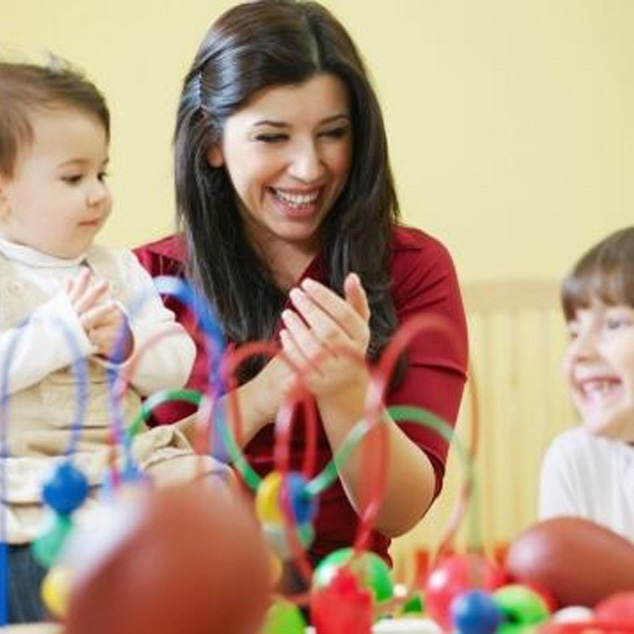 Educatrice che accoglie una bambina durante l&rsquo;ambientamento
