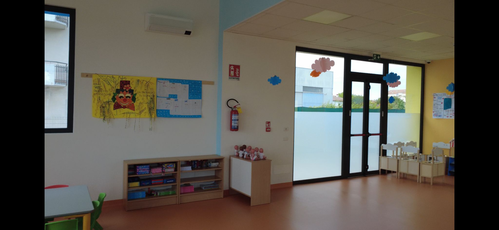 Angolo con libreria e materiali a disposizione dei bambini