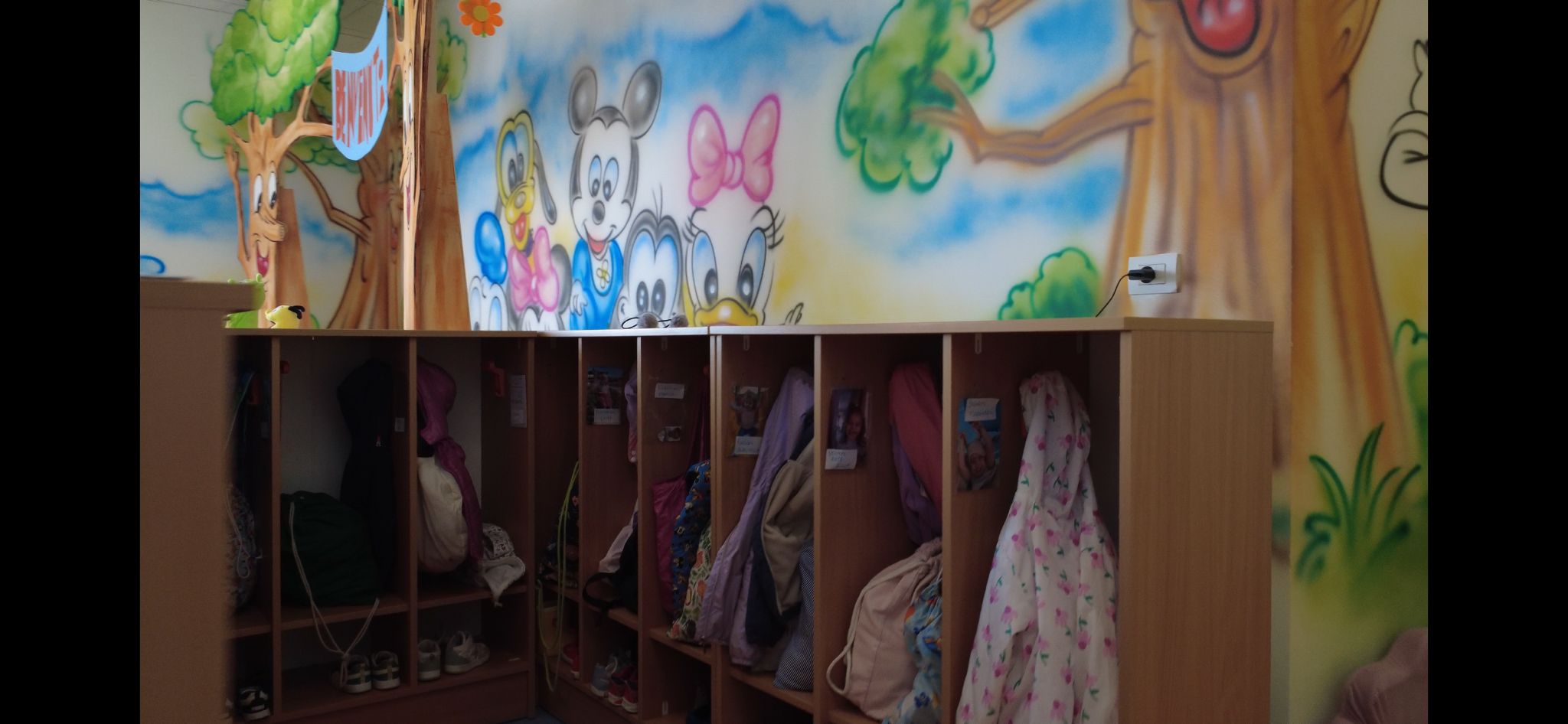 Gli armadietti personali dei bambini sotto i murales